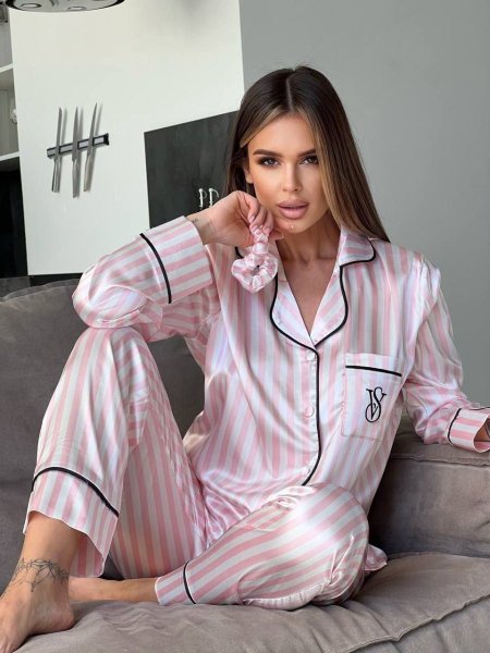 بجامة فيكتوريا سيكريت مقلمة زهري و ابيض