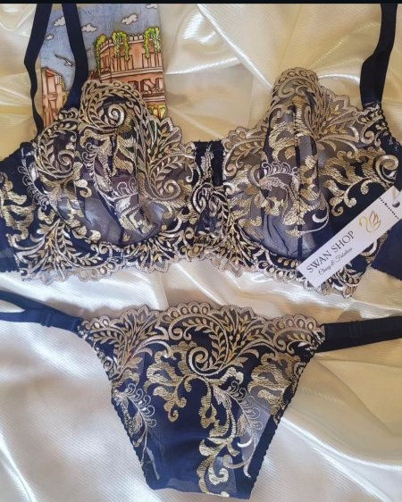 طقم كحلي مع تطريز ذهبي