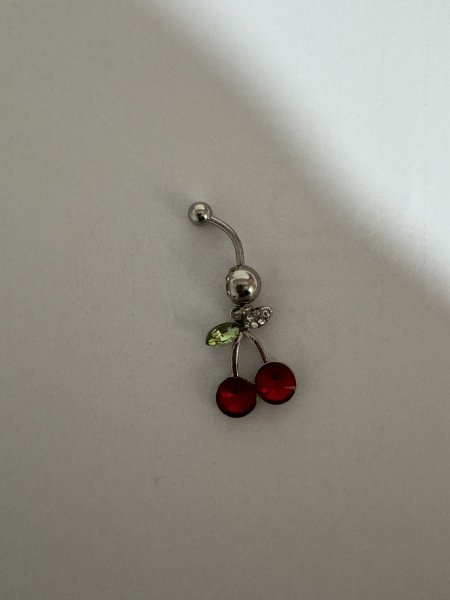 حلق سُرّة كرزات بحاجة لثقب