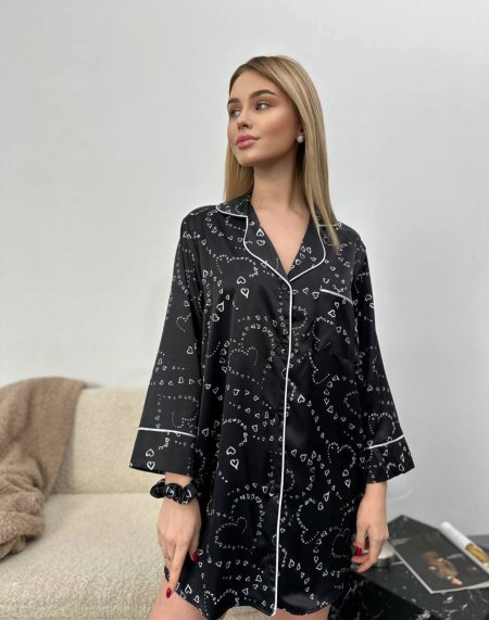 قميص ساتان أسود بالقلوب