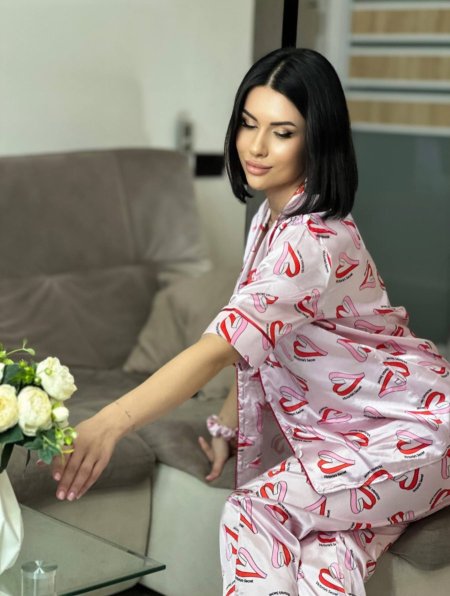 بجامة Victoria’s Secret الورديه بالقلوب