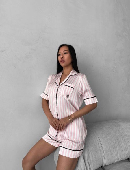 بجامة Victoria’s Secret نص كم وشورت مخططه وردي