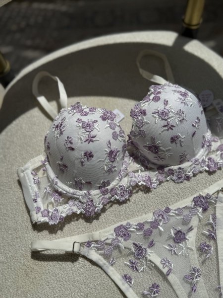 طقم بوش اب ابيض وورد ليلكي 🪻