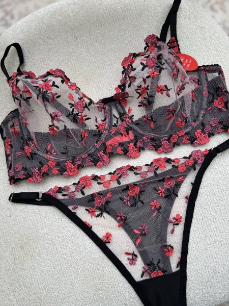 طقم اسود مورد