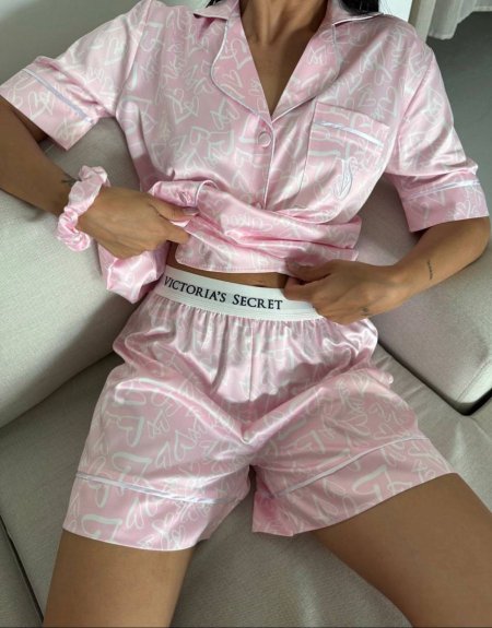 بجامة Victoria’s Secret زهري بارد رسمة قلوب ابيض