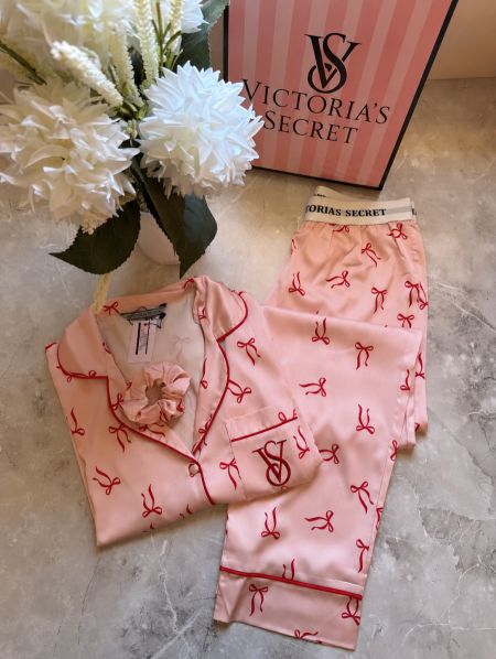 بجامة Victoria’s Secret وردي فيونكات 🎀