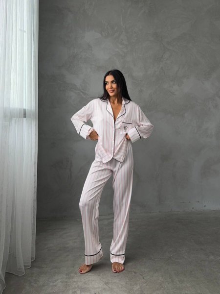 بجامة ستان مخططه باللون الزهري الفاتح فيكتوريا سيكريت Victoria’s Secret