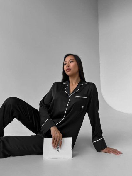 بجامة فيكتوريا سيكريت باللون الأسود الفخم و قماش فائق النعومة Victoria’s secret