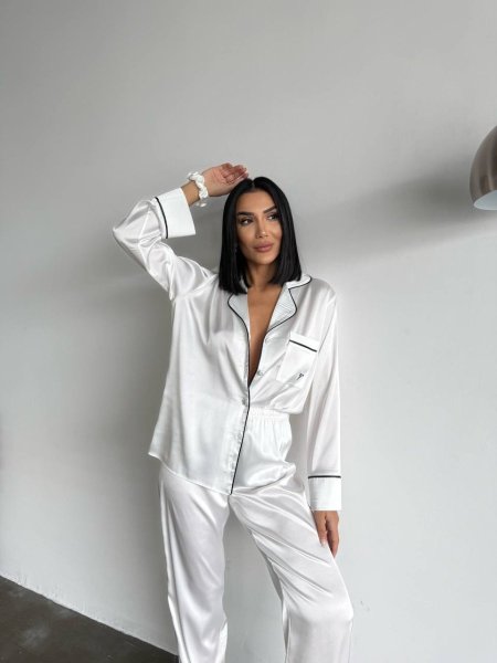 بجامة فيكتوريا سيكرت باللون الأبيض ستان ناعم وبارد Victoria’s Secret