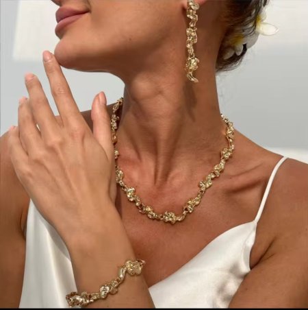 طقم ذهبي  فاخر عقد  واسوارة وحلق