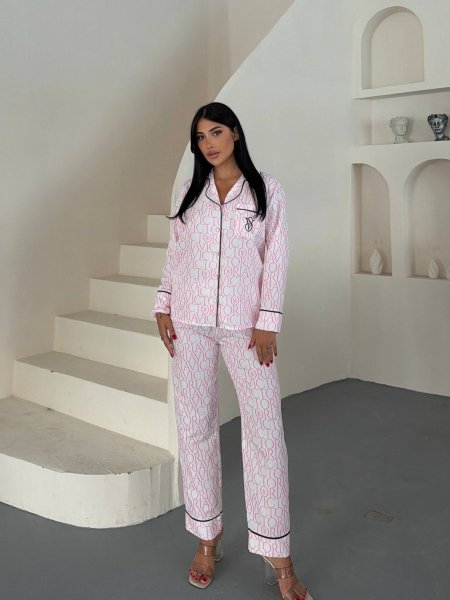بجامة Victoria’s Secret نقشة كتابة زهري