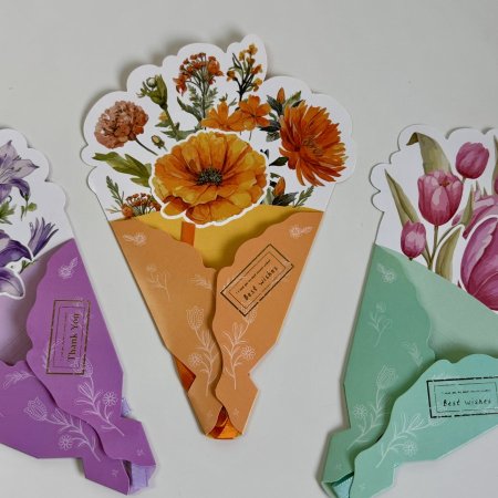 بطاقة تهنئة أنيقة بشكل بوكيه ورد