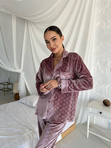 بجامة أزرار مخمل زهري LV💕