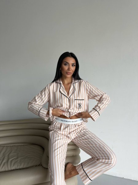 بجامة فيكتوريا سيكرت مقلمة بلون بيج